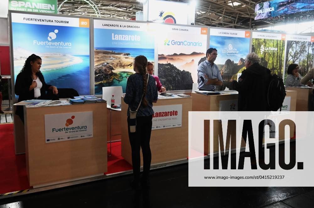 Die f.re.e ist Bayerns grösste Reise- und Freizeitmesse. Sie wird jährlich auf dem Gelände der Messe München veranstaltet. Die Schwerpunkte der FREE sind Reisen, Kreuzfahrt und Schiffsreisen, Gesundheit und Wellness, Wassersport, Caravaning und Camping, Outdoor sowie Fahrrad. Parallel findet auf dem Messegelände die IMOT - Internationale Motorrad Ausstellung statt. Foto: Messestand der Kanaren für Fuerteventura, Lanzarote, Gran Canaria, La Gomera, La Palma und Teneriffa