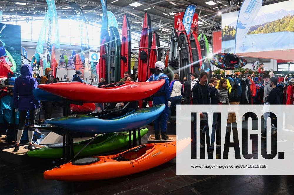 Die f.re.e ist Bayerns grösste Reise- und Freizeitmesse. Sie wird jährlich auf dem Gelände der Messe München veranstaltet. Die Schwerpunkte der FREE sind Reisen, Kreuzfahrt und Schiffsreisen, Gesundheit und Wellness, Wassersport, Caravaning und Camping, Outdoor sowie Fahrrad. Parallel findet auf dem Messegelände die IMOT - Internationale Motorrad Ausstellung statt. Foto: Wassersport - Equipment, Kanu bzw Kanus