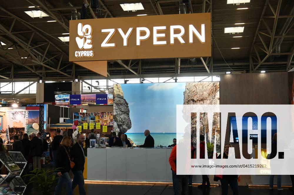 Die f.re.e ist Bayerns grösste Reise- und Freizeitmesse. Sie wird jährlich auf dem Gelände der Messe München veranstaltet. Die Schwerpunkte der FREE sind Reisen, Kreuzfahrt und Schiffsreisen, Gesundheit und Wellness, Wassersport, Caravaning und Camping, Outdoor sowie Fahrrad. Parallel findet auf dem Messegelände die IMOT - Internationale Motorrad Ausstellung statt. Foto: Messestand für den Zypern - Urlaub