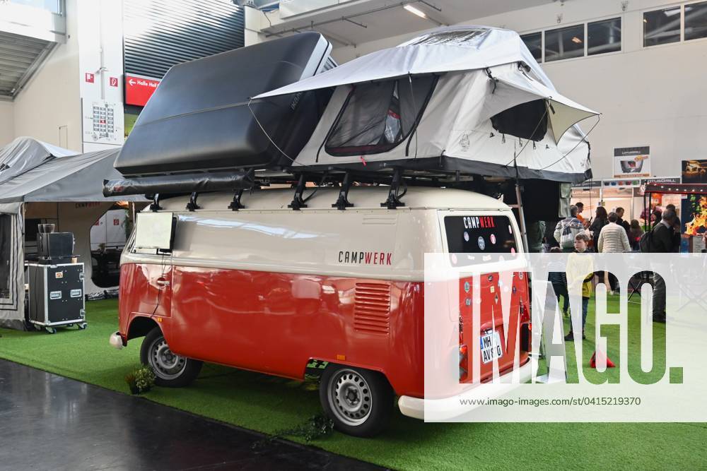 Die f.re.e ist Bayerns grösste Reise- und Freizeitmesse. Sie wird jährlich auf dem Gelände der Messe München veranstaltet. Die Schwerpunkte der FREE sind Reisen, Kreuzfahrt und Schiffsreisen, Gesundheit und Wellness, Wassersport, Caravaning und Camping, Outdoor sowie Fahrrad. Parallel findet auf dem Messegelände die IMOT - Internationale Motorrad Ausstellung statt. Foto: Volkswagen VW T1 von Campwerk mit Dachbox und Zelt auf dem Dach