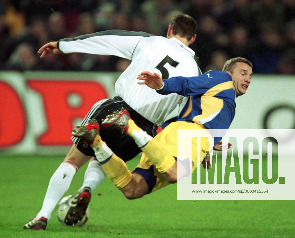 Jens Nowotny (li., Deutschland) bringt Andrej Schewtschenko (Ukraine) zu Fall Fußball Länderspiel Herren WM-Qualifikation 2001, Weltmeisterschaftsqualifikation, Nationalmannschaft, Nationalteam, Vneg, quer Gruppe Relegation, Relegationsspiel, Westfalenstadion Dortmund Dynamik,