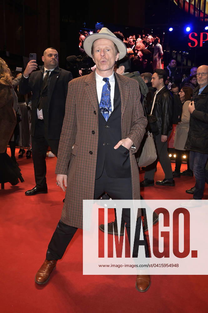 Alexander Scheer bei der Verleihung des Goldenen Ehrenbären an Martin Scorsese auf der Berlinale 2024 74. Internationale Filmfestspiele Berlin im Berlinale Palast. Berlin
