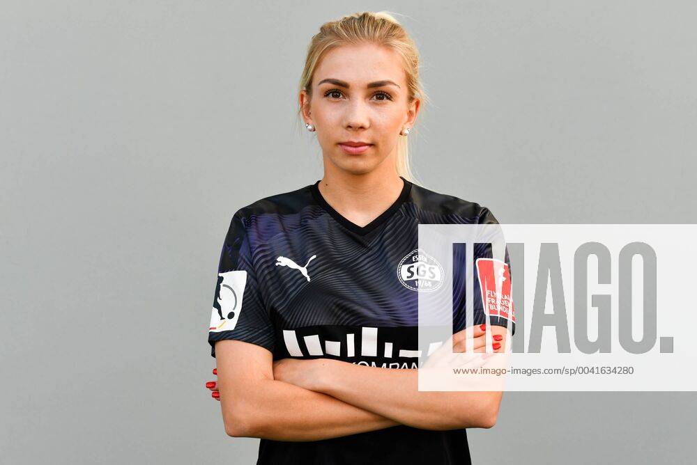 Elisa Senß (SGS, 6) Portrait , Einzelbild , Profilfoto, 08.08.2019, Essen (Deutschland), Fussball, Flyeralarm Frauen-Bundesliga, SGS Media Day, DFB DFL REGULATIONS PROHIBIT ANY USE OF PHOTOGRAPHS AS IMAGE SEQUENCES AND OR QUASI-VIDEO.