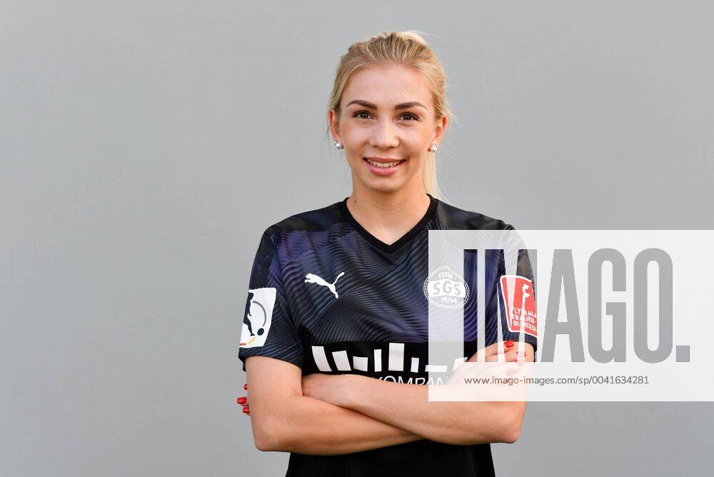 Elisa Senß (SGS, 6) Portrait , Einzelbild , Profilfoto , lächelnd, 08.08.2019, Essen (Deutschland), Fussball, Flyeralarm Frauen-Bundesliga, SGS Media Day, DFB DFL REGULATIONS PROHIBIT ANY USE OF PHOTOGRAPHS AS IMAGE SEQUENCES AND OR QUASI-VIDEO.
