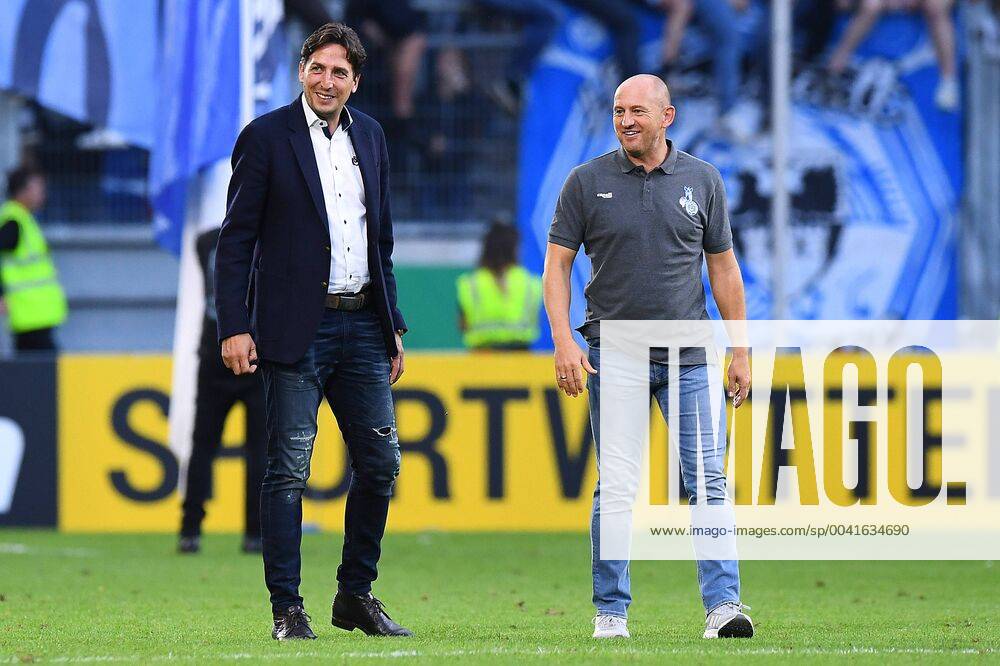 Fußball DFB-Pokal 1. Runde MSV Duisburg - SpVgg Greuther Fürth am 11.08.2019 in der Schauinsland-Reisen-Arena in Duisburg Ivica Grlic ( Sportdirektor Duisburg ), links - Torsten Lieberknecht ( Cheftrainer Duisburg ), rechts DFB regulations prohibit any use of photographs as image sequences and or quasi-video.