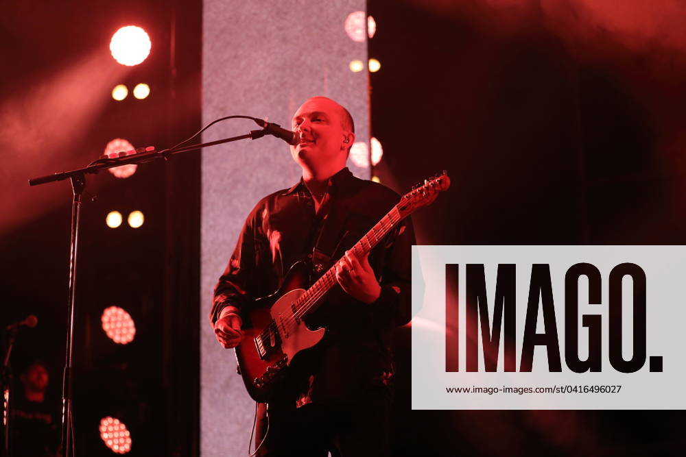 Finn Schwieters von der Band Giant Rooks bei einem Konzert in der Max-Schmeling-Halle in Berlin, 23. Februar 2024. Giant Rooks Konzert Berlin