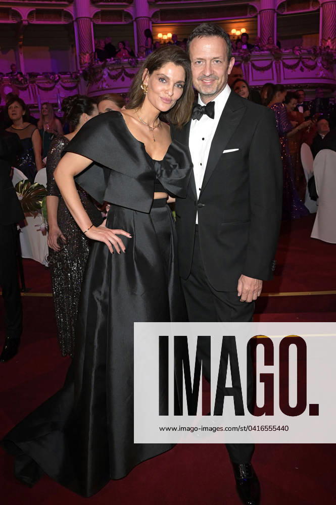 Till Brönner mit Ehefrau Nadia Dassouki beim 16. SemperOpernball 2024 in der Semper Oper. Dresden