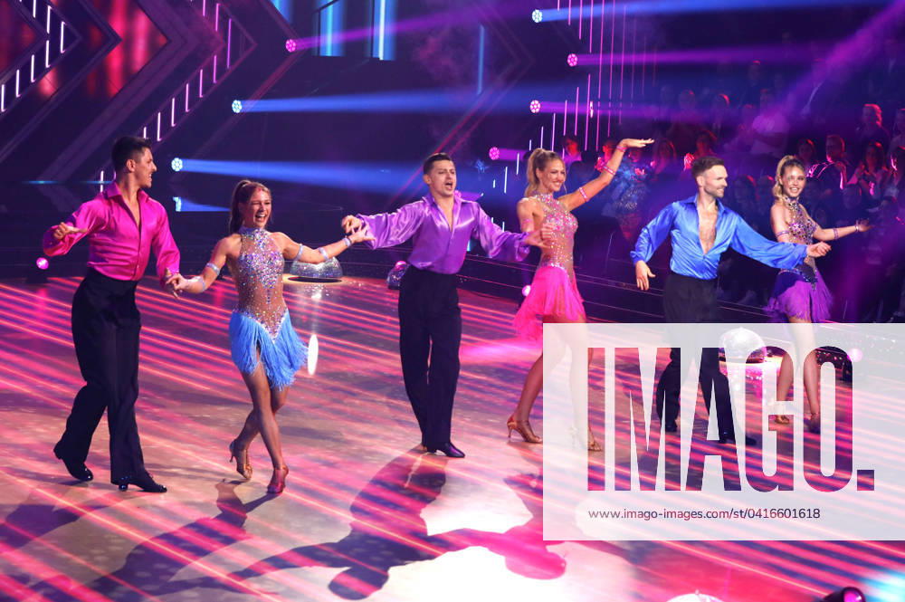 Lulu Lewe, Lina Larissa Strahl und Jana Wosnitza mit Profitänzern bei der Kennenlern-Show der 17. Staffel der RTL-Tanzshow Let s Dance im MMC Coloneum. Köln
