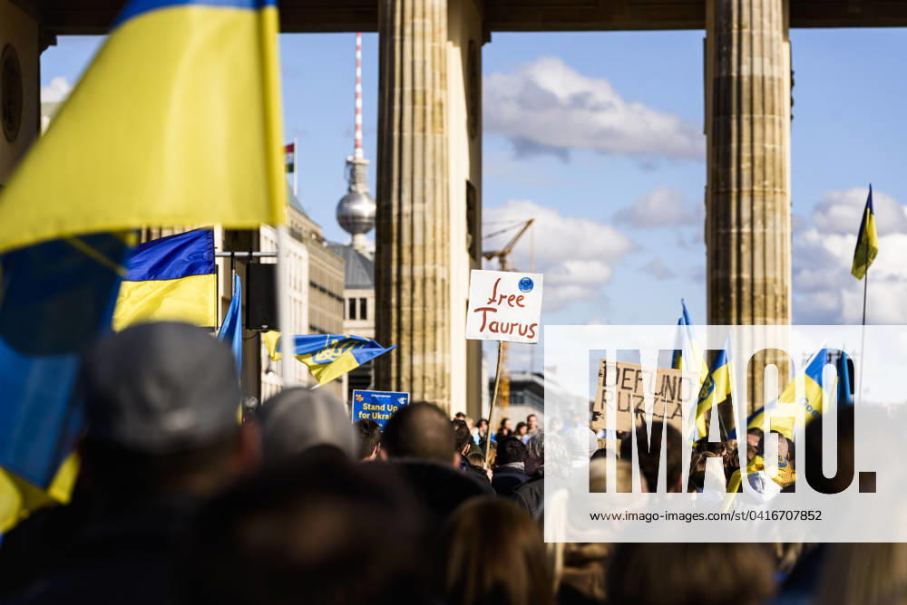 Solidaritätskundgebung für die Ukraine in Berlin Anlässlich des zweiten Jahrestags des russischen Angriffskriegs auf die Ukraine, fanden sich in Berlin einige tausend Menschen zusammen, um ihre Solidarität mit der Ukraine zu bekunden. Unter dem Motto Zusammen Demokratie verteidigen rief hierzu der Verein Vitsche auf, welchem sich zahlreiche zivilgesellschaftliche Akteure anschlossen., Berlin Berlin Deutschland Mitte