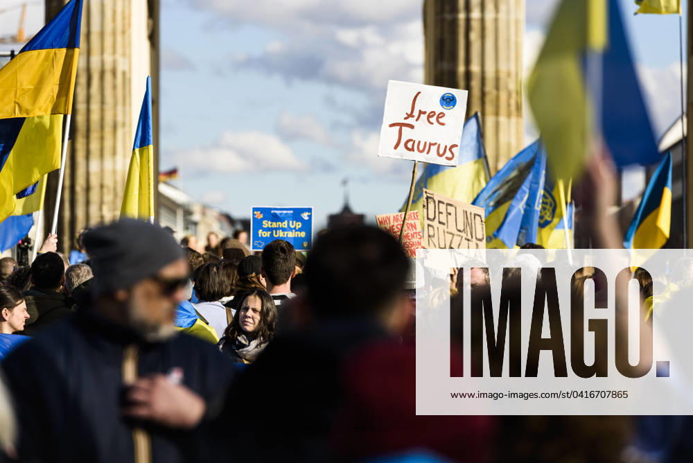 Solidaritätskundgebung für die Ukraine in Berlin Anlässlich des zweiten Jahrestags des russischen Angriffskriegs auf die Ukraine, fanden sich in Berlin einige tausend Menschen zusammen, um ihre Solidarität mit der Ukraine zu bekunden. Unter dem Motto Zusammen Demokratie verteidigen rief hierzu der Verein Vitsche auf, welchem sich zahlreiche zivilgesellschaftliche Akteure anschlossen., Berlin Berlin Deutschland Mitte