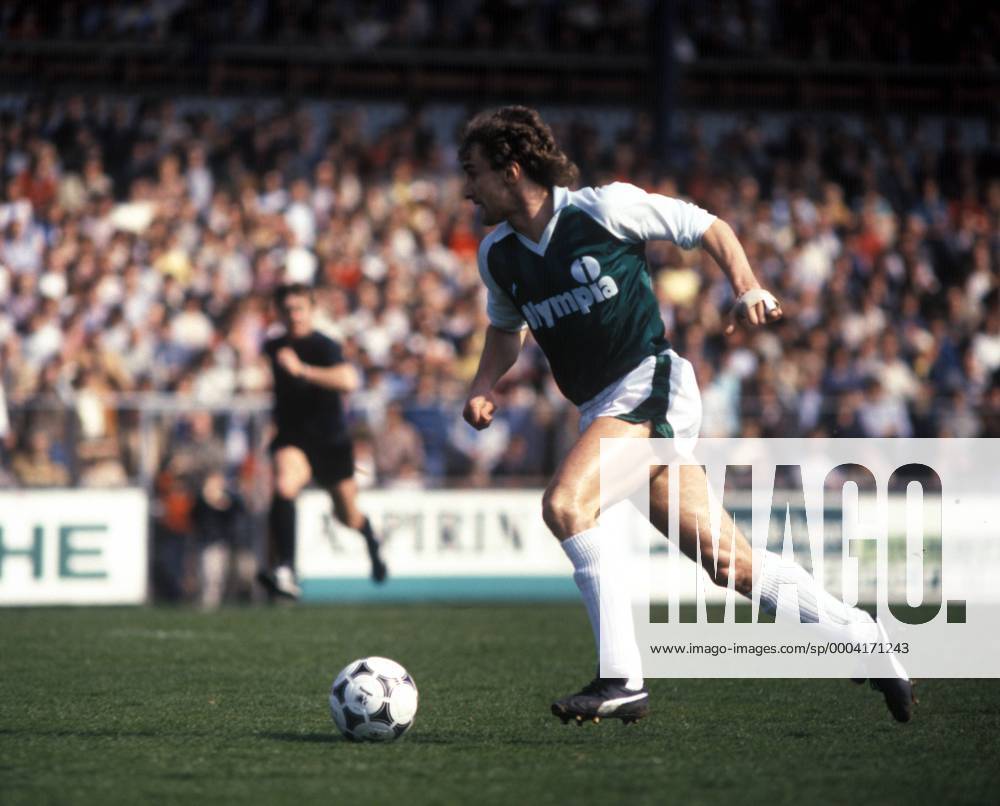 Rudi Völler (Bremen) Fußball 1. BL Herren DEUTSCHSPRACHIGE SPORTZEITSCHRIFTEN UND -ZEITUNGEN NUR NACH RÜCKSPRACHE 1983 1984 Einzelbild Leverkusen Dynamik,