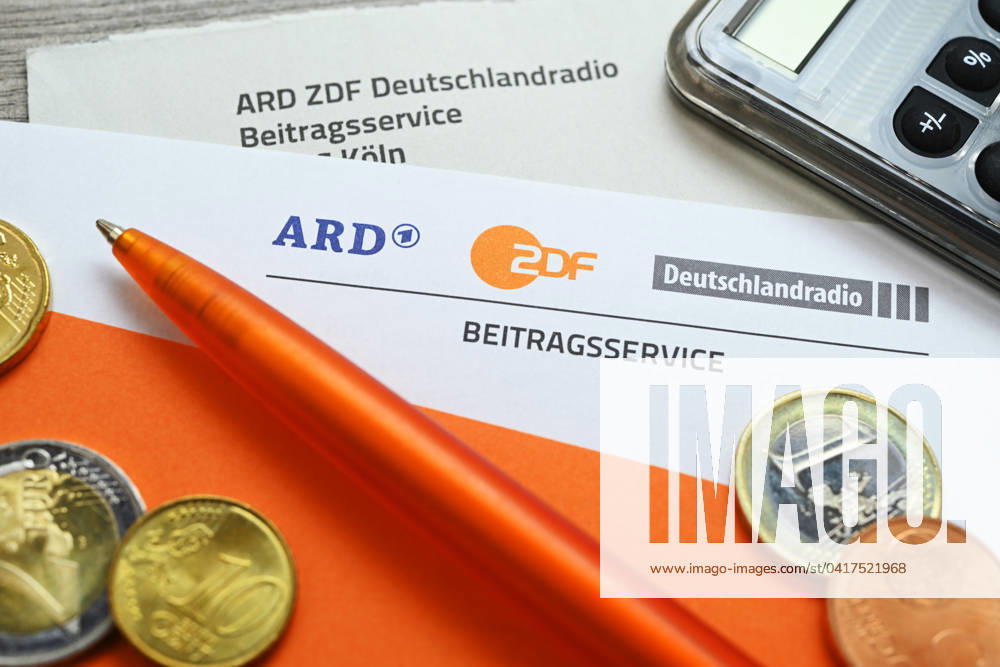 Brief des ARD ZDF Deutschlandradio Beitragsservice mit Taschenrechner und Geldmünzen, Symbolfoto Erhöhung des Rundfunkbeitrags