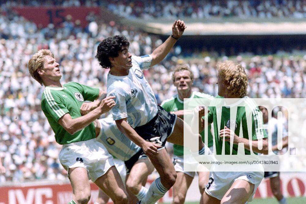 MARADONA Diego Kapitaen Team ARG mit FOERSTER Karlheinz rechts BREHME Andreas FIFA World Cup, WM, Weltmeisterschaft, Fussball 1986 in Mexico Finale Argentinien - Deutschland 3 : 2 am 29. 06.1986 im Azteca Stadion in Mexico Stadt