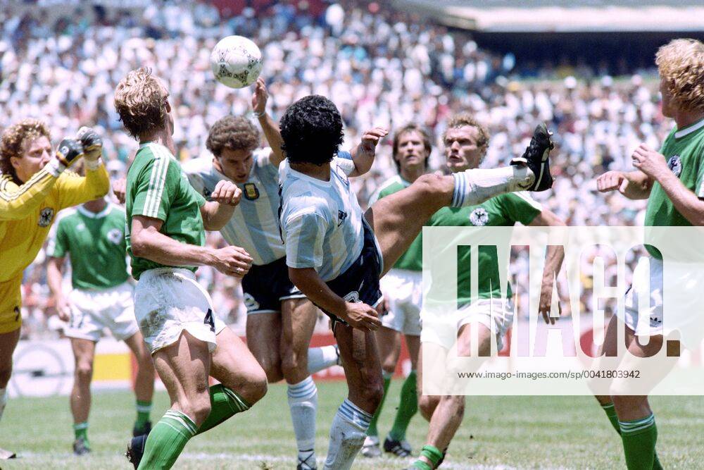 MARADONA Diego Kapitaen Team ARG mit FOERSTER Karlheinz FIFA World Cup, WM, Weltmeisterschaft, Fussball 1986 in Mexico Finale Argentinien - Deutschland 3 : 2 am 29. 06.1986 im Azteca Stadion in Mexico Stadt