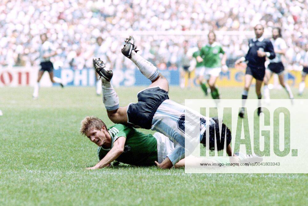 MARADONA Diego Kapitaen Team ARG mit FOERSTER Karlheinz FIFA World Cup, WM, Weltmeisterschaft, Fussball 1986 in Mexico Finale Argentinien - Deutschland 3 : 2 am 29. 06.1986 im Azteca Stadion in Mexico Stadt