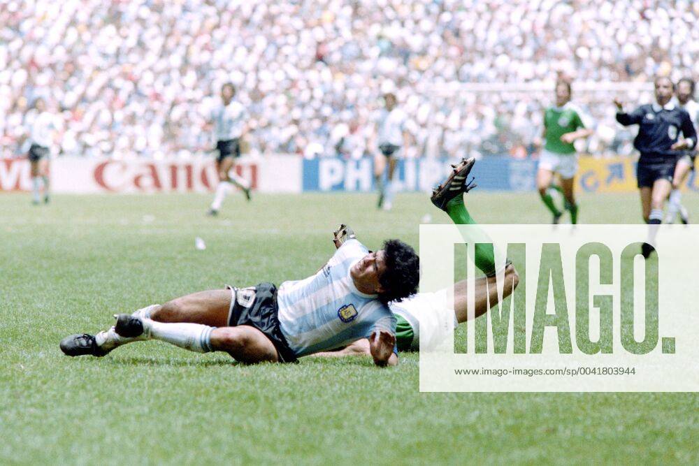 MARADONA Diego Kapitaen Team ARG mit FOERSTER Karlheinz FIFA World Cup, WM, Weltmeisterschaft, Fussball 1986 in Mexico Finale Argentinien - Deutschland 3 : 2 am 29. 06.1986 im Azteca Stadion in Mexico Stadt