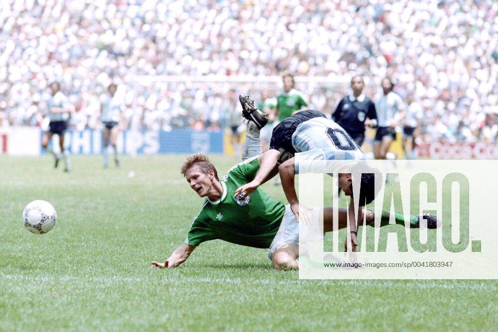 MARADONA Diego Kapitaen Team ARG mit FOERSTER Karlheinz FIFA World Cup, WM, Weltmeisterschaft, Fussball 1986 in Mexico Finale Argentinien - Deutschland 3 : 2 am 29. 06.1986 im Azteca Stadion in Mexico Stadt