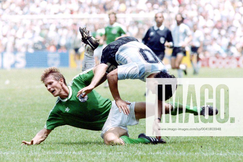 MARADONA Diego Kapitaen Team ARG mit FOERSTER Karlheinz FIFA World Cup, WM, Weltmeisterschaft, Fussball 1986 in Mexico Finale Argentinien - Deutschland 3 : 2 am 29. 06.1986 im Azteca Stadion in Mexico Stadt
