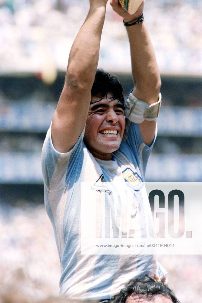 MARADONA Diego Kapitaen Team ARG mit WELTCUP Pokal bei der Siegerehrung Finale Argentinien - Deutschland 3 : 2 am 29. 06.1986 im Azteca Stadion in Mexico Stadt