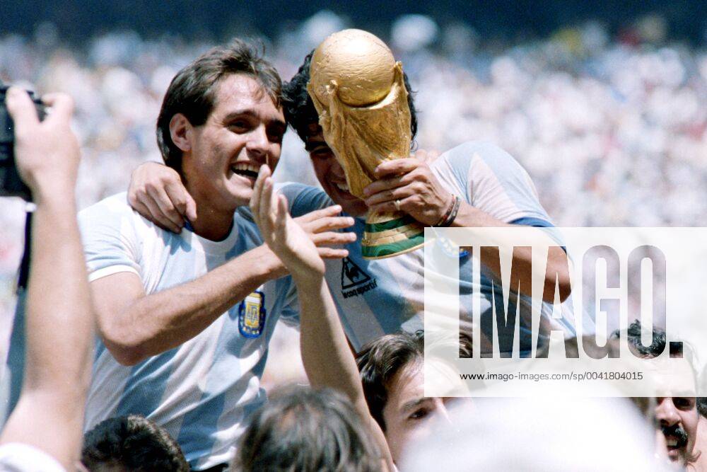 MARADONA Diego Kapitaen Team ARG mit WELTCUP Pokal bei der Siegerehrung mit Torschuetzen BURRUCHAGA Jorge Finale Argentinien - Deutschland 3 : 2 am 29. 06.1986 im Azteca Stadion in Mexico Stadt