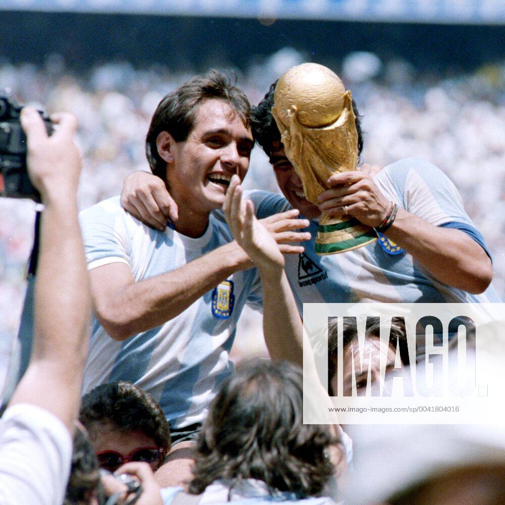 MARADONA Diego Kapitaen Team ARG mit WELTCUP Pokal bei der Siegerehrung mit Torschuetzen BURRUCHAGA Jorge Finale Argentinien - Deutschland 3 : 2 am 29. 06.1986 im Azteca Stadion in Mexico Stadt