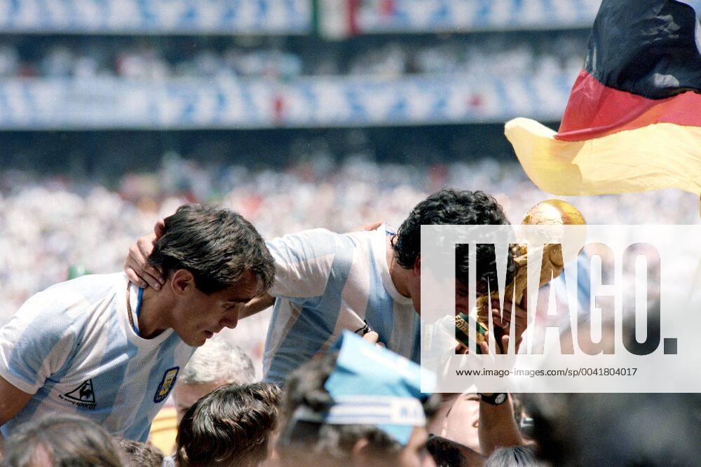 MARADONA Diego Kapitaen Team ARG mit WELTCUP Pokal bei der Siegerehrung mit Torschuetzen BURRUCHAGA Jorge Finale Argentinien - Deutschland 3 : 2 am 29. 06.1986 im Azteca Stadion in Mexico Stadt