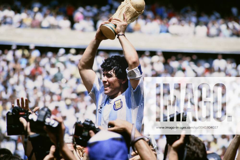MARADONA Diego Kapitaen Team ARG mit WELTCUP Pokal bei der Siegerehrung Finale Argentinien - Deutschland 3 : 2 am 29. 06.1986 im Azteca Stadion in Mexico Stadt