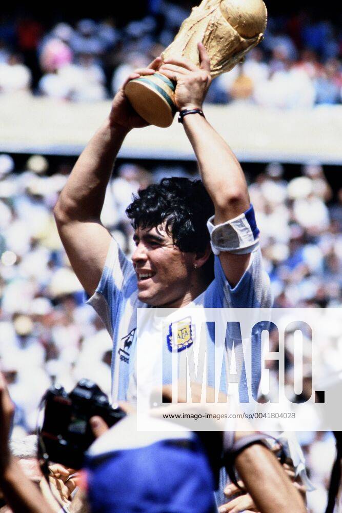 MARADONA Diego Kapitaen Team ARG mit WELTCUP Pokal bei der Siegerehrung Finale Argentinien - Deutschland 3 : 2 am 29. 06.1986 im Azteca Stadion in Mexico Stadt