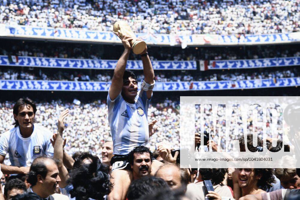 MARADONA Diego Kapitaen Team ARG mit WELTCUP Pokal bei der Siegerehrung mit Torschuetzen BURRUCHAGA Jorge Finale Argentinien - Deutschland 3 : 2 am 29. 06.1986 im Azteca Stadion in Mexico Stadt