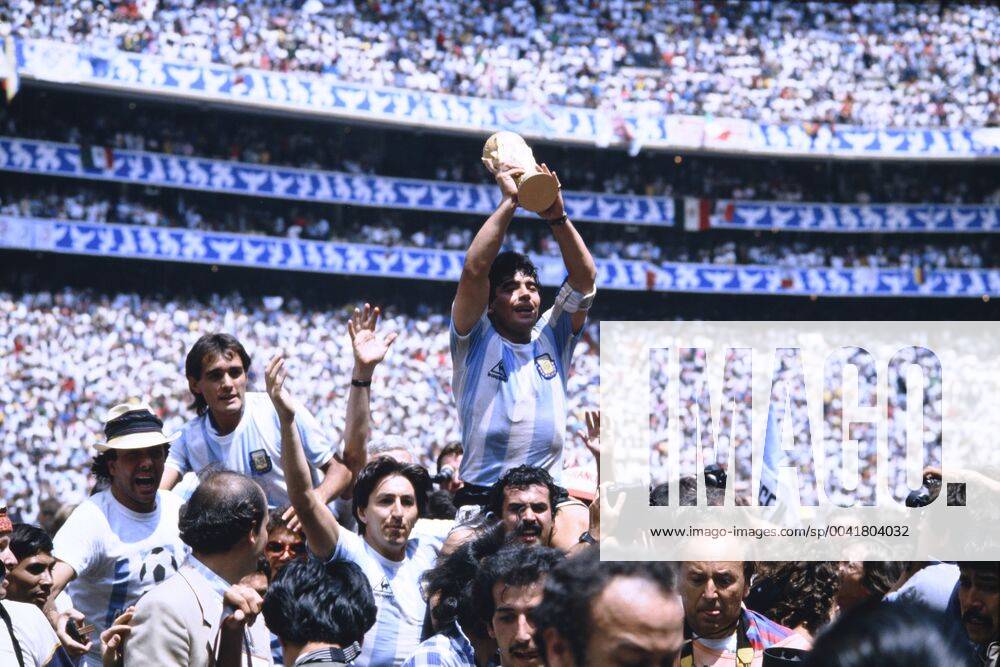 MARADONA Diego Kapitaen Team ARG mit WELTCUP Pokal bei der Siegerehrung mit Torschuetzen BURRUCHAGA Jorge Finale Argentinien - Deutschland 3 : 2 am 29. 06.1986 im Azteca Stadion in Mexico Stadt