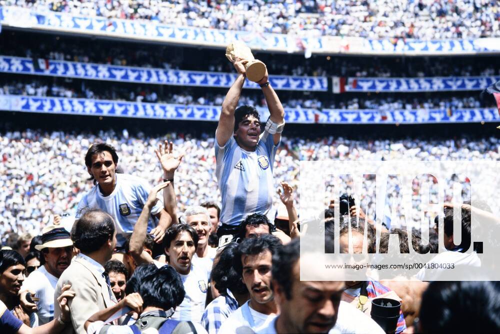 MARADONA Diego Kapitaen Team ARG mit WELTCUP Pokal bei der Siegerehrung mit Torschuetzen BURRUCHAGA Jorge Finale Argentinien - Deutschland 3 : 2 am 29. 06.1986 im Azteca Stadion in Mexico Stadt
