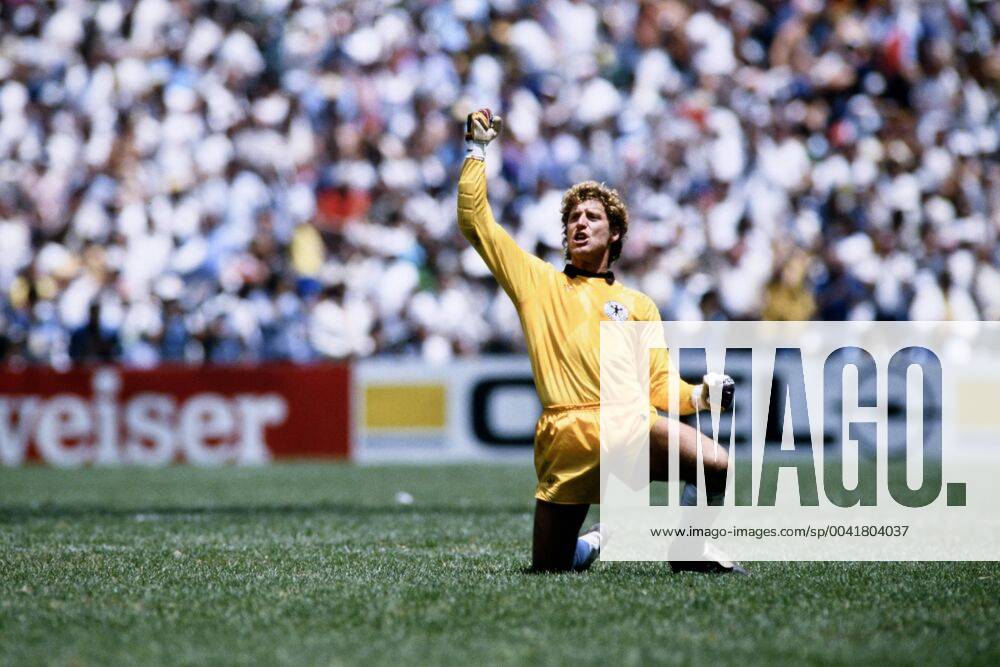 SCHUMACHER Toni Torwart Team Deutschland jubelt nach dem Ausgleichstor durch VOELLER Rudi Finale Argentinien - Deutschland 3 : 2 am 29. 06.1986 im Azteca Stadion in Mexico Stadt