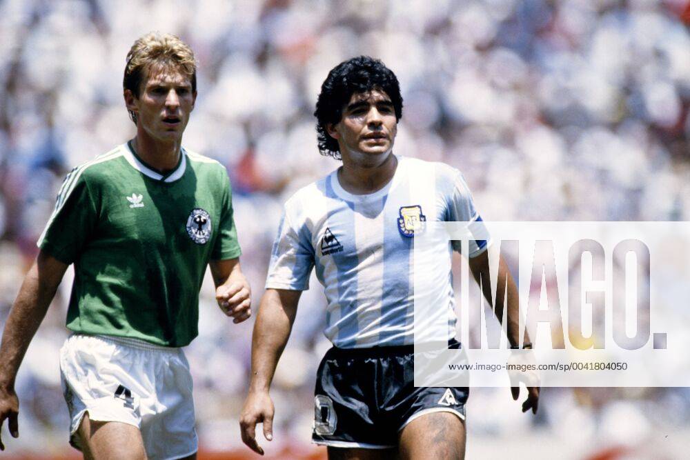 MARADONA Diego Kapitaen Team ARG mit FOERSTER Karlheinz Finale Argentinien - Deutschland 3 : 2 am 29. 06.1986 im Azteca Stadion in Mexico Stadt