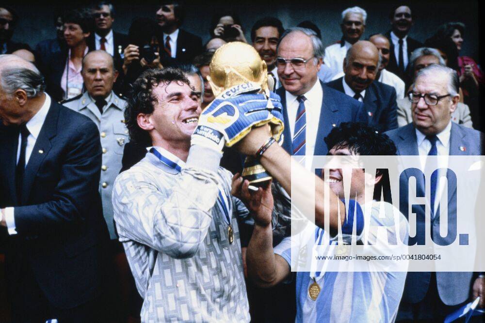MARADONA Diego Kapitaen Team ARG mit WELTCUP Pokal bei der Siegerehrung mit Torwart PUMPIDO Nery Finale Argentinien - Deutschland 3 : 2 am 29. 06.1986 im Azteca Stadion in Mexico Stadt