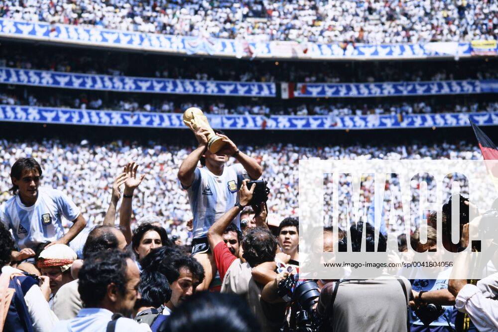 MARADONA Diego Kapitaen Team ARG mit WELTCUP Pokal bei der Siegerehrung mit Torschuetzen BURRUCHAGA Jorge Finale Argentinien - Deutschland 3 : 2 am 29. 06.1986 im Azteca Stadion in Mexico Stadt