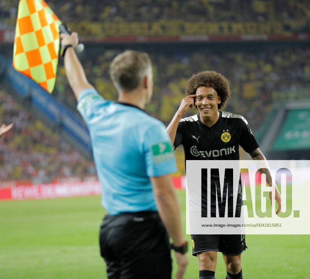 Bilder des Jahres 2019, Sport 08 August Köln, RheinEnergieStadion, 23.08.19: Axel Witsel (Borussia Dortmund) beschwert sich beim Linienrichter im Spiel der 1. Bundesliga zwischen 1.FC Köln vs. Borussia Dortmund in der Saison 2019 2020. DFL regulations prohibit any use of photographs as image sequences and or quasi-video.