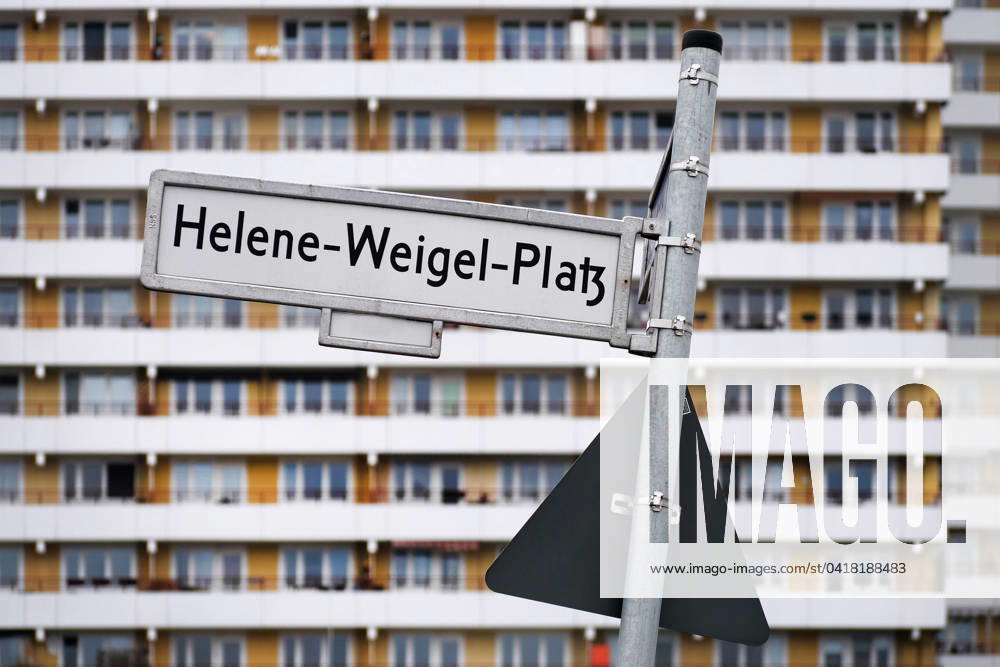 DDR-Hochhäuser vom Typ SK65 am Helene-Weigel-Platz in Berlin Marzahn Ein Straßenschild vor der Hochhaus-Skyline am Helene-Weigel-Platz in Berlin-Marzahn. 1985 wurden im Berliner Osten innerhalb des neu entstandenen Plattenbaugebietes Berlin-Marzahn am Helene-Weigel-Platz zwei Hochhäuser vom Typ SK65 (Skelttbauweise mit 25 Etagen, Planungsbeginn 1965) errichtet. Diese bildeten das städtebauliche Zentrum des neugeschaffenen Bezirkes Berlin-Marzahn. Berlin-Marzahn Berlin Deutschland