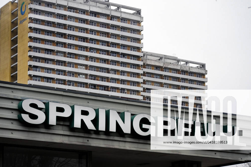 DDR-Hochhäuser vom Typ SK65 am Helene-Weigel-Platz in Berlin Marzahn Der S-Bahneingang zum S-Bahnhof Springpfuhl vor der Hochhaus-Skyline am Helene-Weigel-Platz in Berlin-Marzahn. 1985 wurden im Berliner Osten innerhalb des neu entstandenen Plattenbaugebietes Berlin-Marzahn am Helene-Weigel-Platz zwei Hochhäuser vom Typ SK65 (Skelttbauweise mit 25 Etagen, Planungsbeginn 1965) errichtet. Diese bildeten das städtebauliche Zentrum des neugeschaffenen Bezirkes Berlin-Marzahn. Berlin-Marzahn Berlin Deutschland