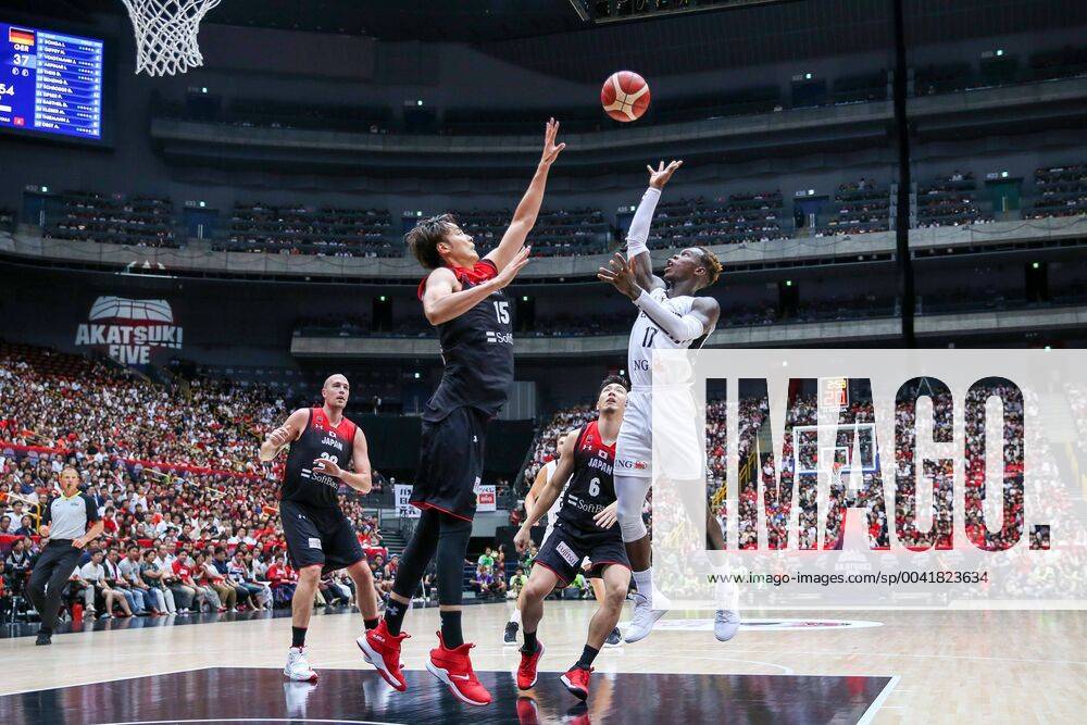 Bilder des Jahres 2019, Sport 08 August l-r: im Zweikampf, Aktion, mit Joji Takeuchi 15 (Japan) und Dennis Schroeder 17 (Deutschland, Oklahoma City Thunder, NBA, Basketball Herren, USA , Japan vs. Deutschland, Basketball, Testspiel, FIBA World Cup 2019, 24.08.2019 Saitama Tokio Japan