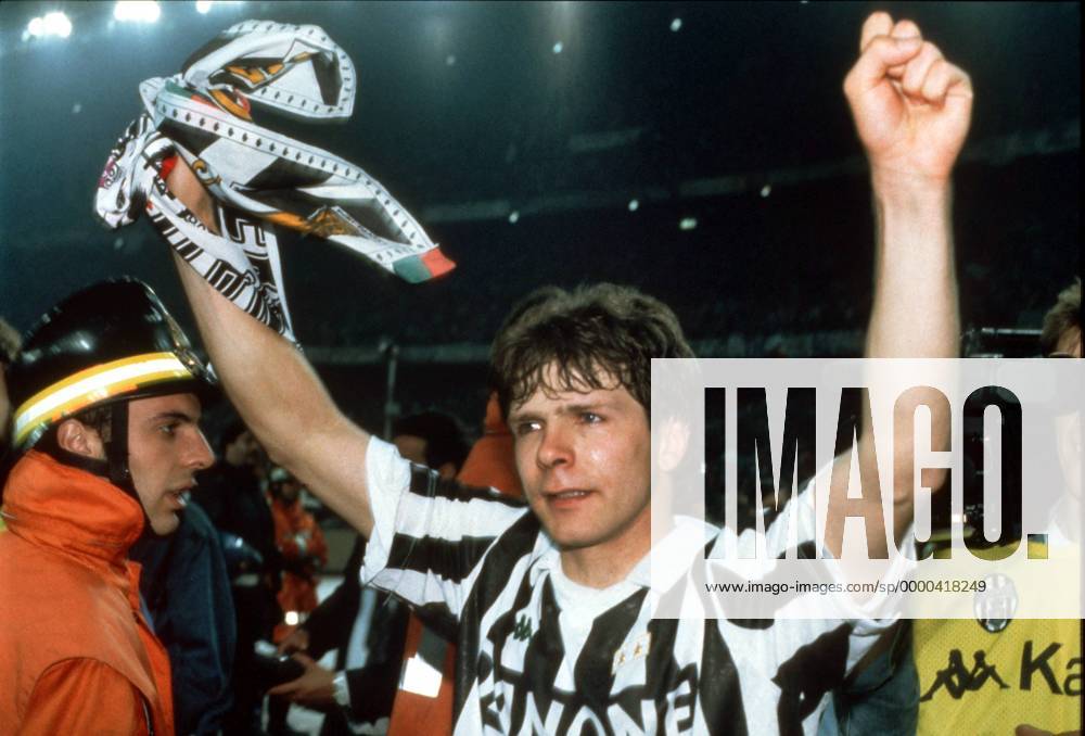 Andreas Möller gewinnt mit Juventus Turin den UEFA-Pokal 1992 1993 Fußball EC 3 Herren Europapokal, Europacup, Cup, Finale, Endspiel, Europapokalsieger, Europacupsieger Einzelbild Stadio Delle Alpi Turin Glück, Freude,