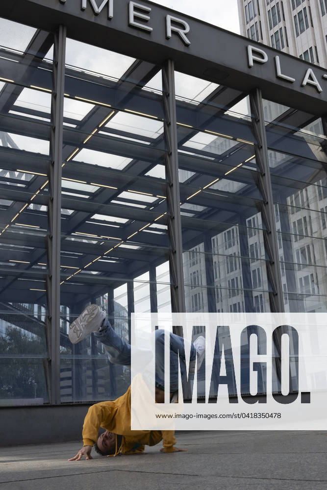 Dancer breakdancing in front of building model released, Symbolfoto, NGF00810