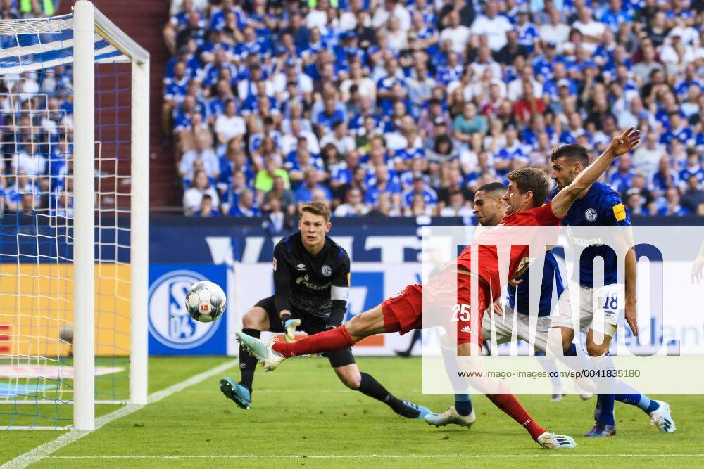 Bilder des Jahres 2019, Sport 08 August 24.08.2019, Fussball 1.Bundesliga, FC Schalke 04 - FC Bayern Muenchen, v.l. Torchance von Thomas Mueller (FCB - FC Bayern Muenchen) Gelsenkirchen