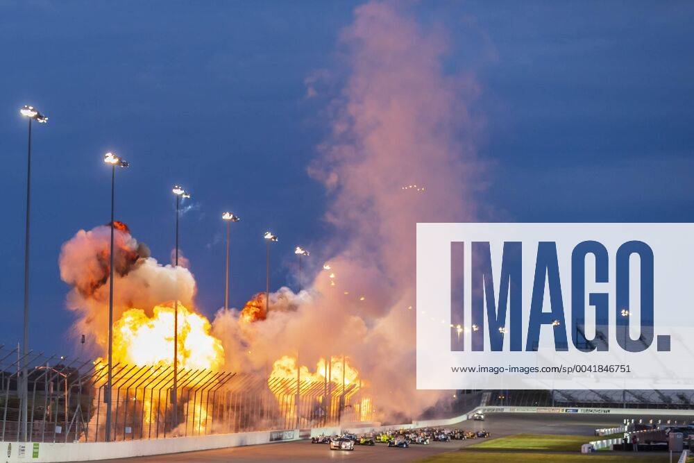 Bilder des Jahres 2019, Sport 08 August August 24, 2019, Madison, Illinois, USA: The NTT IndyCar, Indy Car, IRL, USA Series teams take the green flag to start the race for the Bommarito Automotive Group 500 at World Wide Technology Raceway in Madison Illinois. IndyCar 2019: NTT IndyCar Series Bommarito Automotive Group 500 August 24 - ZUMAa161 20190824_zaa_a161_009