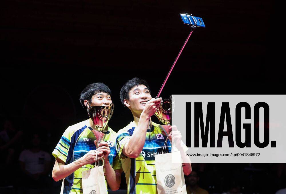 Bilder des Jahres 2019, Sport 08 August (190825) -- OLOMOUC, Aug. 25, 2019 -- Cho Daeseong(L) Lee Sangsu of South Korea take selfie photos during the award ceremony of the men s doubles final match against Liao Cheng-Ting Lin Yun-Ju of Chinese Taipei at the 2019 ITTF Czech Open in Olomouc, the Czech Republic, on Aug. 24, 2019. Shan Yuqi) (SP)CZECH-OLOMOUC Table tennis, Tischtennis 2019 ITTF CZECH OPEN DanxYuqi