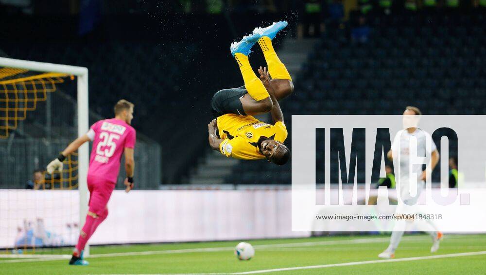 Bilder des Jahres 2019, Sport 08 August 24.08.2019 Stade de Suisse Bern , SCHWEIZ , Saison 2019 2020 Herren Fussball Super League 5.Spieltag BSC Young Boys Bern - FC Zürich Torjubel mit Seitwärzsalto Nicolas Moumi Ngamaleu (Young Boys) nach seinem Elfemeter Tor zum 3:0