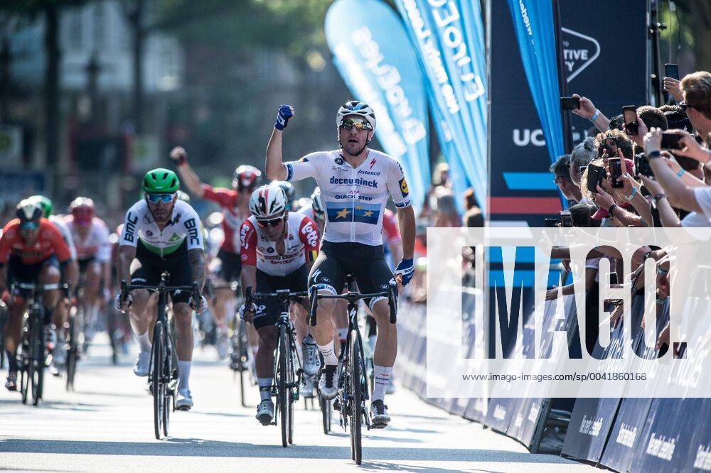 Bilder des Jahres 2019, Sport 08 August Elia Viviani (ITA Deceuninck - Quick Step) die Euro Eyes Cyclassics in Hamburg vor Caleb Ewan (AUS Lotto-Soudal) und Giacomo Nizzolo (ITA Team Dimension Data) - Finish - Ziel - Zielsprint - Zielankunft - Finale - Final - Sprint - Jubel - Freude - Luck - Emotion - Emotionen - Mimik - Mimic - Gestik - Gestic - Aktion Rennszene - Querformat - quer - horizontal - Event Veranstaltung: 24. Euro Eyes Cyclassics Hamburg - Hamburg nach to Hamburg 216.7 km - Ort Location: Hamburg - Region: Hamburg - Land Country: Deutschland Germany - Datum Date: 25.08.2019