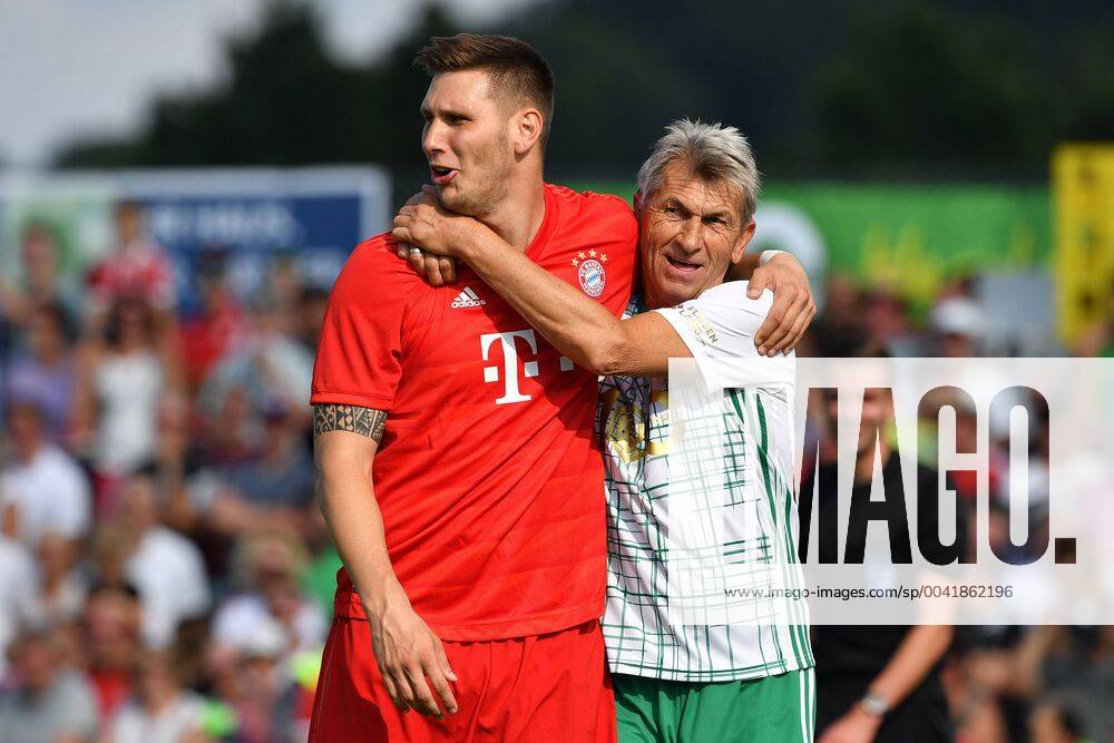 Bilder des Jahres 2019, Sport 08 August Klaus AUGENTHALER haengt sich an Niklas SUELE (Bayern Muenchen), Aktion. Fussball Traumspiel, Vilshofen Rot Weiss-FC Bayern Muenchen am 25.08.2019,KLAUSxAUGENTHALER STADION Vilshofen. DFL REGULATIONS PROHIBIT ANY USE OF PHOTOGRAPHS AS IMAGE SEQUENCES AND OR QUASI-VIDEO.