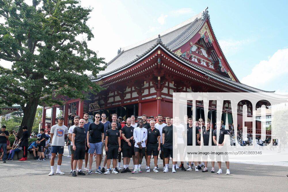 EuroBasket 2022, DBB, Historie, Bundestrainer Bilder des Jahres 2019, Sport 08 August Gruppenfoto der Deutschen Basketball Nationalmannschaft vor dem Tempel,, Bundestrainer Henrik Roedl (Deutschland), Isaac Bonga 0 (Deutschland, Washington Wizards, NBA, Basketball Herren, USA , Maodo Lo 4 (Deutschland, FC Bayern Muenchen Basketball), Niels Giffey 5 (Deutschland, ALBA Berlin), Johannes Voigtmann 7 (Deutschland, ZSKAMoskau) , Ismet Akpinar 8 (Deutschland, Besiktas Istanbul), Daniel Theis 10 (Deutschland, Boston Celtics, NBA), Robin Benzing 12 (Deutschland, Kapitaen, Basket Saragossa), Dennis Schroeder 17 (Deutschland, Oklahoma City Thunder, NBA), Paul Zipser 21 (Deutschland, FC Bayern Muenchen Basketball) , Danilo Barthel 22 (Deutschland, FC Bayern Muenchen Basketball) , Maximilian Kleber 24 (Deutschland, Dallas Mavericks, NBA), Johannes Thiemann 32 (Deutschland, ALBA Berlin), Andreas Obst 42 (Deutschland, ratiopharm Ulm), Sightseeing Tour der Deutschen Basketball Nationalmannschaft in Tokio, Basketball, FIBA World Cup 2019, 25.08.2019 Tokio Tokio Japan