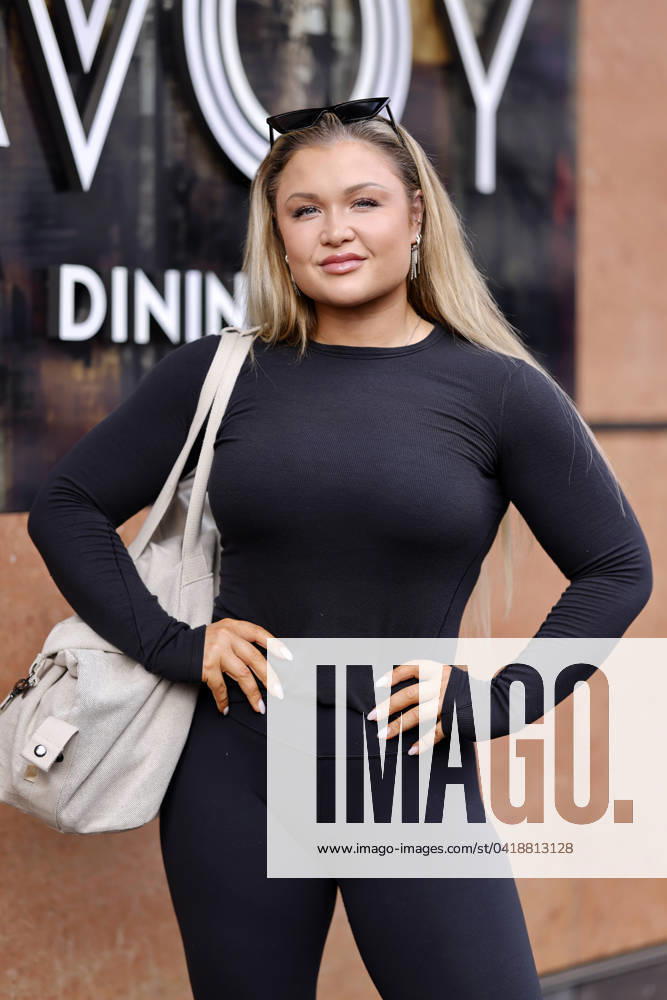 Fitness-Influencerin Sophia Thiel vor der Abfahrt zur 2. Show der 17. Staffel der RTL-Tanzshow Let s Dance . Köln, 01.03.2024 NRW Deutschland