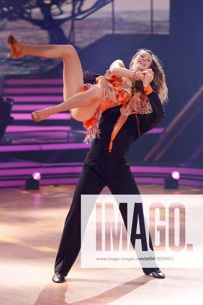 Ann-Kathrin Bendixen mit Valentin Lusin in der ersten Live-Show der 17. Staffel der RTL-Tanzshow Let s Dance im MMC Coloneum. Köln